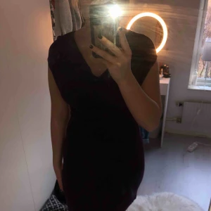  - En lila klänning med lite mer tyg vid bysten + frakt