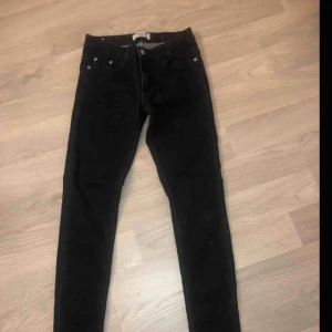  - Skitsnygga, svarta, lågmidjade jeans från D-XEL. Använda fåtal gånger och i mycket bra skick!  