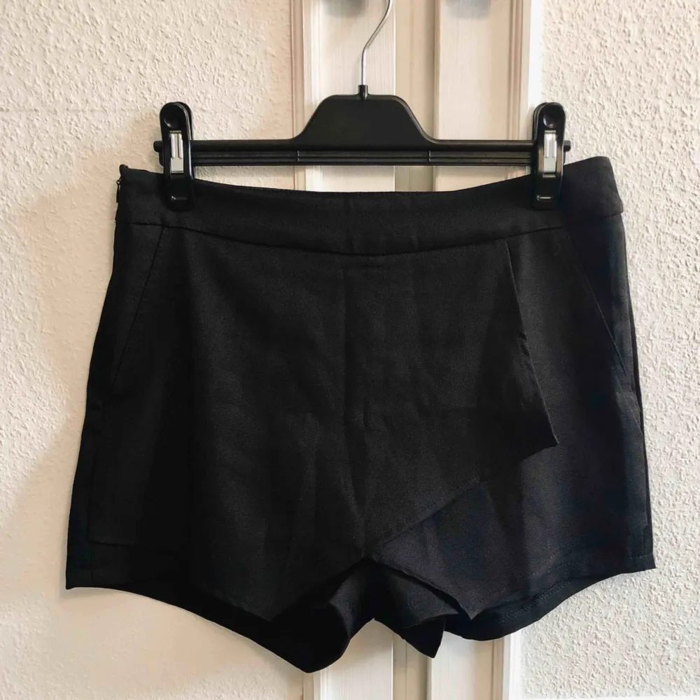 Säljer ett par snygga shorts som även ser ut som en kjol framifrån! Knappt använda. Små i storleken, passar en S. . Kjolar.