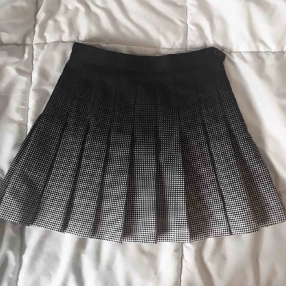 Ännu en fin American Apparel kjol fast svart ombre, nästintill aldrig använd, därav dyrare. Även denna är liten i storleken så skulle säga att den passar någon som har storlek XXS - XS👼🏽 Frakt ingår ej!. Kjolar.