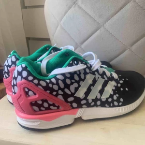  - Super fina adidas torsion, använda 1-3 gånger men annars nyskick.  Köparen står för frakten💘