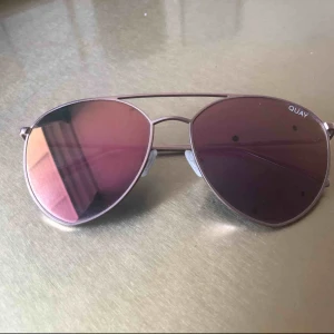  - Solbrillor från Quay Australia köpt för två somrar sedan. Sparsamt använda utan repor. Tight passform. 