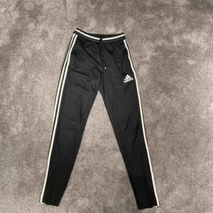  - Adidasbyxor som jag inte vet exakta storleken på då jag klippt av lappen. Skulle tippa på en 34. Knappt använda, dock har dem ett litet ”fel” på rumpan. Dock inget man ser så tydligt. Väldigt fina annars💙Säljes då dem aldrig används. 