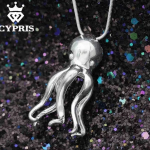  - 🦑SNYGTT FRÄCKT NYTT I SILVERHALSBAND BJUDER PÅ PORTOT*HALSBANDET HAR EN STÄMPEL 925.                         HALSBANDET LEVERAS I EN TJUSIG GULD ETUIET             HALSBANDET ÄR NYTT Mått kedja: ca54CM PEDANT:3.4CM 