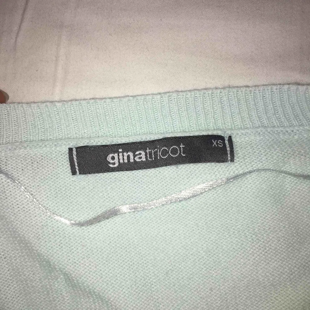 Ej använd ”crop Top” i mint/ ljusblå färg. Mjukt tyg. Köpt på Gina Tricot . T-shirts.