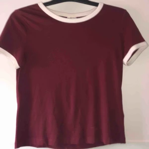  - Säljer en t-shirt från hm. Använt få gånger så i bra skick. Storlek S  Pris:20 kr + frakt