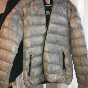  - Silvrig / grå dunjacka storlek small. Kan tänkas bytas mot annat. 