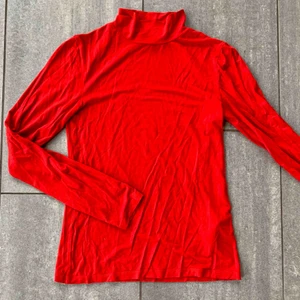  - Stretchig turtleneck i hallonröd färg, använd 1 gång. frakt tillkommer 