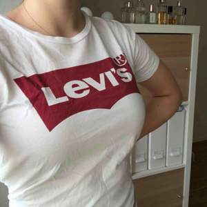 Levi’s t-shirt. Nästan aldrig använt. Bra skick.