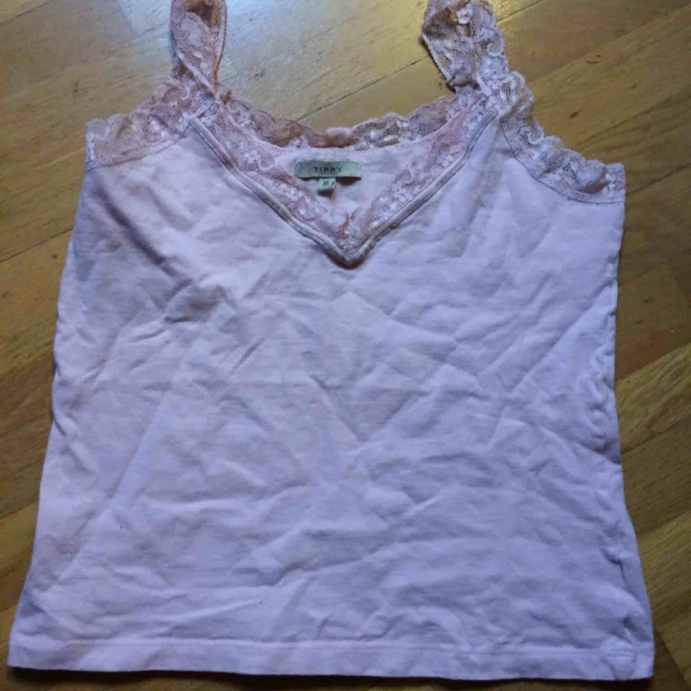 Ljusrosa linne i samma stil som det vita jag säljer. Märkt M men litet i stl så mer en XS/S. Frakt: 42 kr. Toppar.