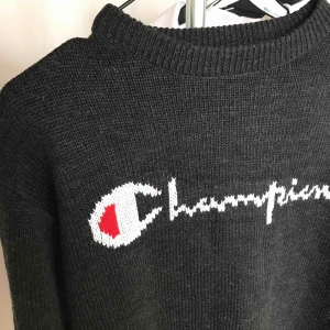  - Inte äkta. Köpt second hand tror den är handstickad. Sjukt snygg och ovanlig! Vet inte storlek men skulle säga M