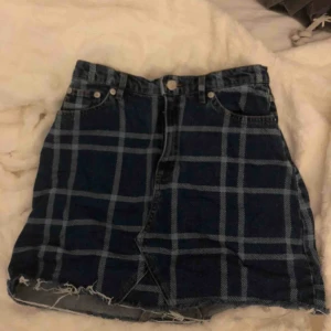  - Säljer denna jättefina kjol, hittar ingen storlekslapp men skulle säga att den passar på s💕