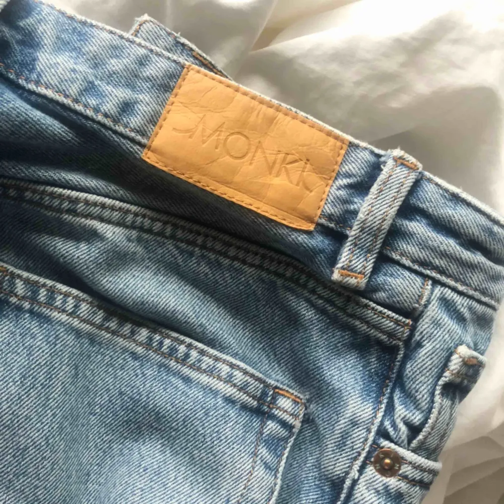 Taiki jeans från Monki! 🤩 Liknar Rowe modellen från Weekday ❣️💕 Säljer pga platsbrist, har storlek 27W och 32L i vanliga jeans och dom sitter perfekt! 🤩. Jeans & Byxor.