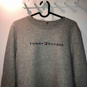 S - Säljer nu fin fina tommy hilfiger tröja pga ingen användning. Använt sparsamt köpt föra sommaren. Köparen står för frakt !!! 