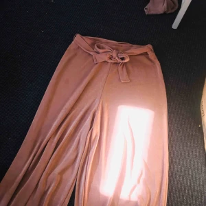  - Ett par rosa🎀 (Fancy Pants) från Nelly.com super sköna! Doc lite långa. Jag har endast använt dem ungefär 2-3 gånger. De kommer dessutom med ett liknande band till byxorna. 