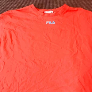  - Detta är en röd tröja från fila collektionen Feelin fila ruper skön och väldigt fin du får den strykt rak och fin❤️