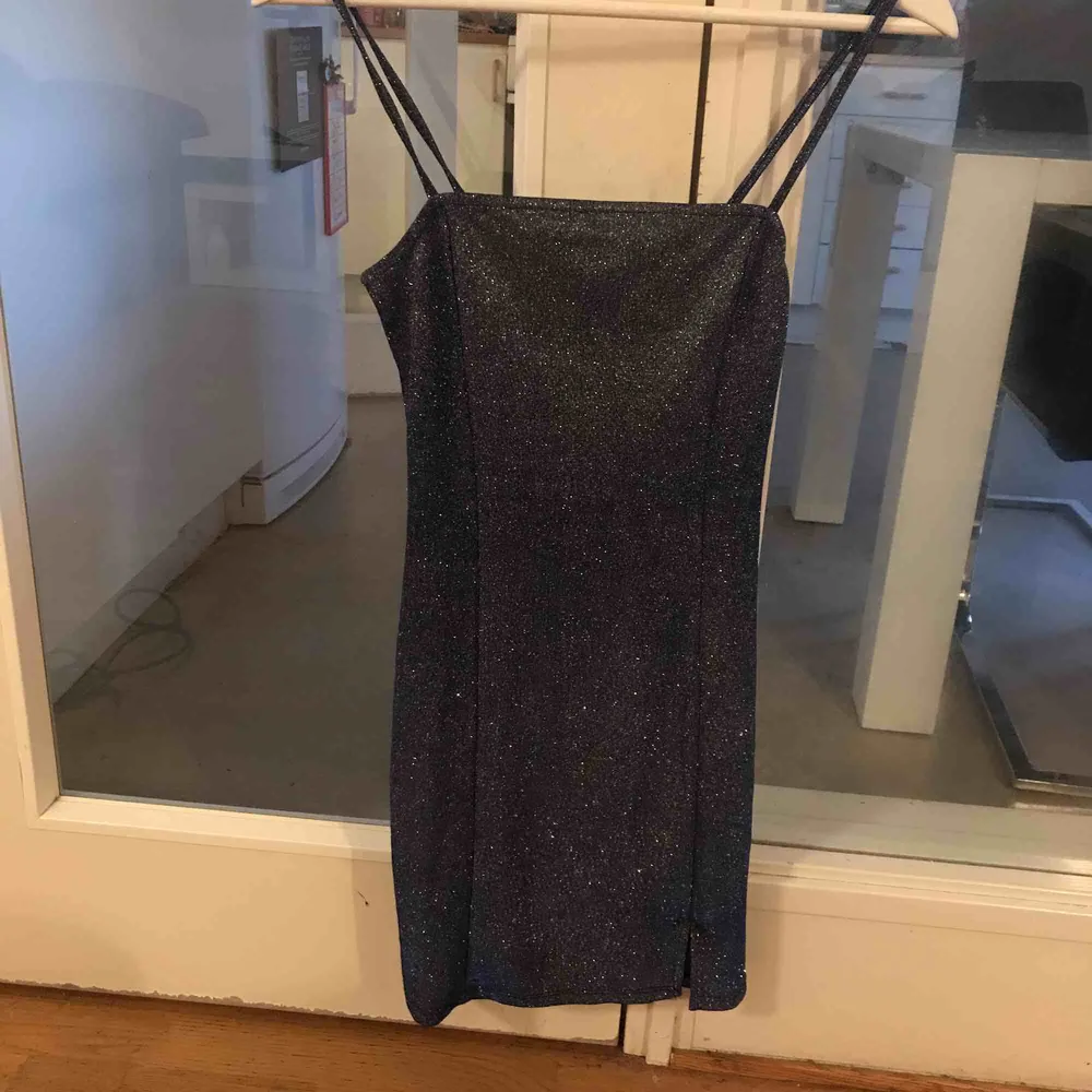 Säljer den här super fina klänningen som jag bara använt 1 gång tyvärr😢 kan mötas upp eller frakta. Klänningar.