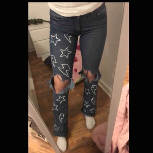  - Intressekoll på mina handmålade bootcut jeans!! Storlek 36 men passar 34/36/38!! 