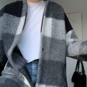  - Vår kappa från mango. Fint skick förutom ett hål i den ena fickan, inget synligt. Går inte att köpa längre 🤍 möts i Stockholm, eller så står du för frakten 