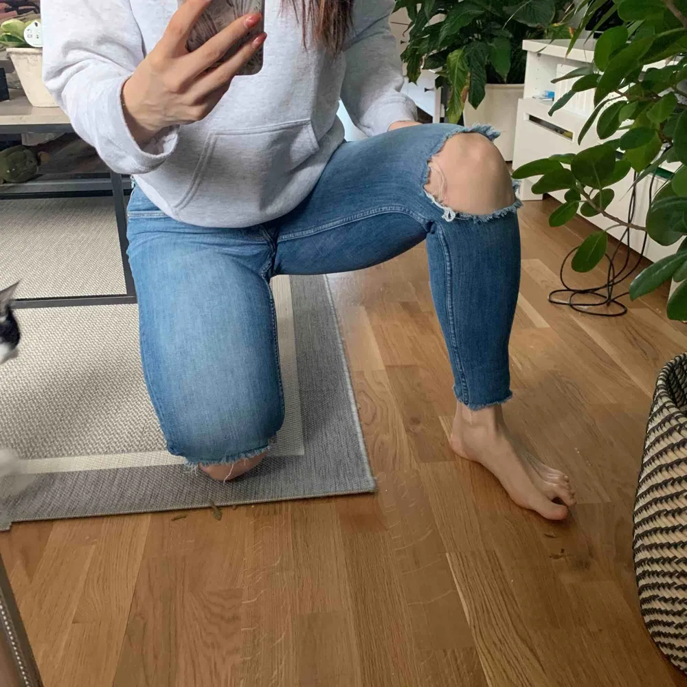 Ett par riktigt sköna jeans från H&M! De är stretchiga och lågmidjade men sitter som en smäck! Det är hål vid knäna och även vid en bakficka (som detalj) . Jeans & Byxor.