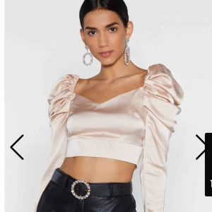  - Supersöt satin/silkestopp med piffiga armar. Älskar verklgien denna men den var tyvärr för liten. Helt ny och aldrig använt. Från Nastygal! Originalpris: 57€ (typ 600kr)