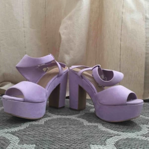 Pastellfärgade klackar - Lila mockaliknande skor med blockklack i fint skick. 😍👡 Ganska stora i storleken (bred 39a).   📬 Frakt 72kr