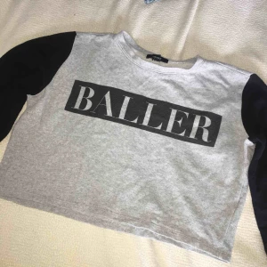  - Grå tröja från forever21 i storlek M