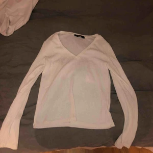  - En stickad tunn tröja ifrån Bik Bok. Tröjan är aldrig använd och i storlek Large men passar även Medium.