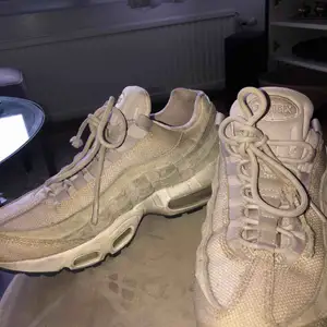 Gråa Nike Air max 95 i bra skick! Nypris:1800kr