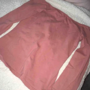  - Offshoulder tröja i storleken SMALL. Använd vid ett tillfälle.  • Köparen står för frakt!