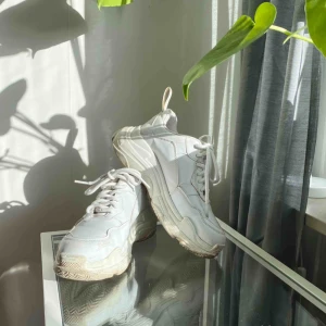  - NLY sneakers. Sparsamt använda så i super gott skick och sulan putsas upp innan frakt! Hör av dig för fler bilder 