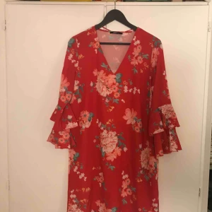  - Fin klänning från Gina Tricot. Sparsamt använd. 