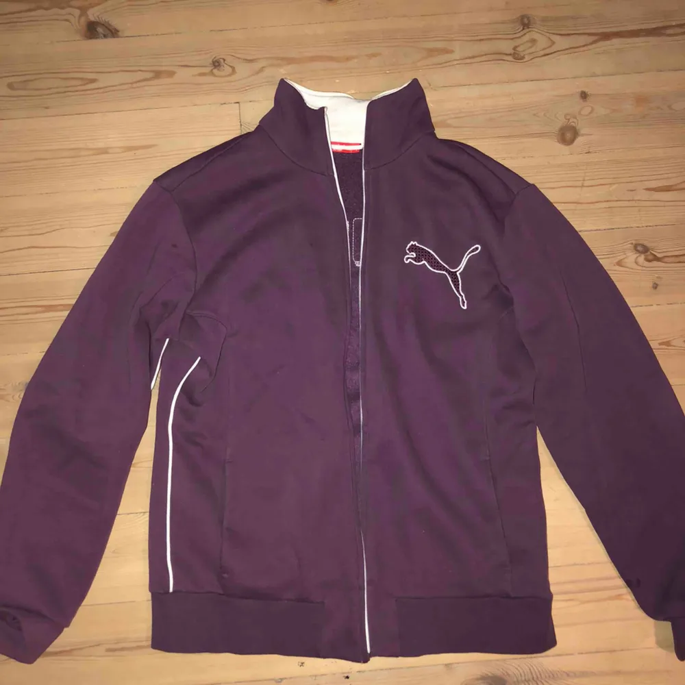 Vintage Puma sweatshirt med dragkedja. Storlek L men skulle säga att den är liten i storleken. Passar mig bra som är S/M. Frakt står köparen för.. Tröjor & Koftor.