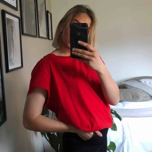 Tröja med tryck  - Röd t-shirt från cheap monday, använd en gång! Köpare står för frakt! 