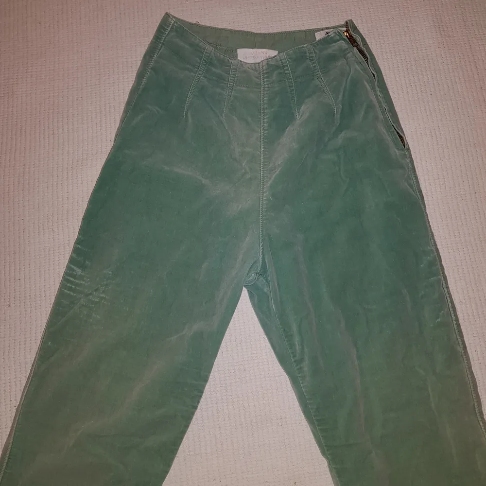 Supersöta jeans i manchestertyg från 90-talet (!). Storlek M men passar troligen mer som S. Byxorna sitter riktigt snyggt!. Jeans & Byxor.