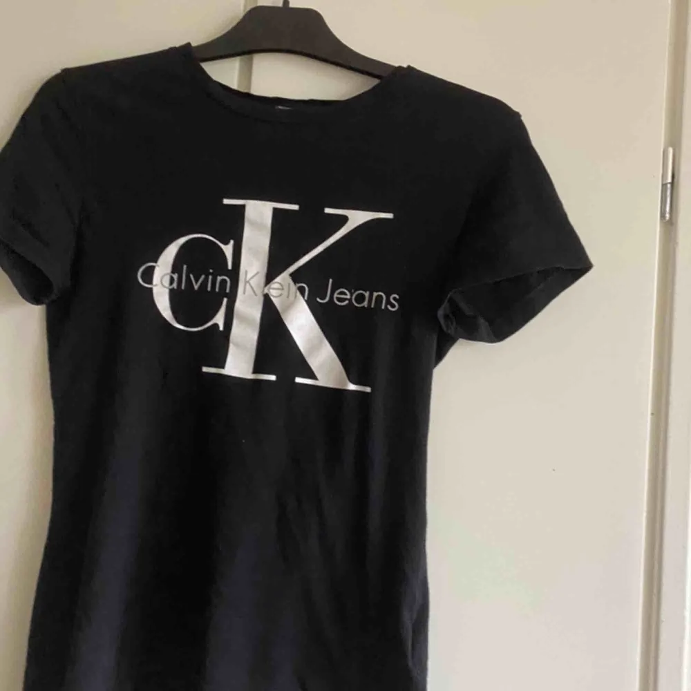 Äkta Calvin Klein t-shirt för endast 150kr🤯 150+40 för frakt och 150 om man bor i Gbg och möts up köpt för 500 på design only! Allt tvättas och stryks innan vi skicka iväg!🦋. T-shirts.