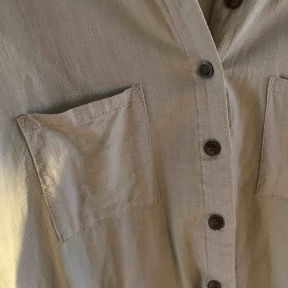 Skjorta i linne från bastu gal står att det är en 40 men mer som en 38! Frakt ingår i priset🌟. Skjortor.