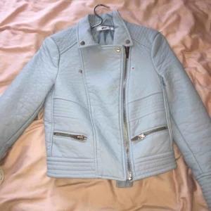 Skinnjacka - Jättefin pastellblå skinnjacka i mycket bra skick. Använd vid tre tillfällen. Säljes då den inte kommer till användning. Storlek XS, men passar även mig som har small.  • Köparen står för frakt!
