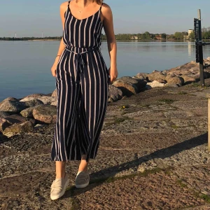  - Snygg jumpsuit perfekt till sommaren! Knappt använd🤩