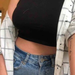  - Snygg rutig skjorta i skönt material. använd 1-2ggr och kommer inte till användning, snygg still sommaren med jeans eller bikini under ✨