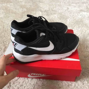  - Köpta här på Plick, ej använda. super sköna och verkligen bra stöd för fötterna vid tex löpning men säljs pga är tyvärr för små för mig😿😿 Frakt tillkommer, betalning sker via swish💕 