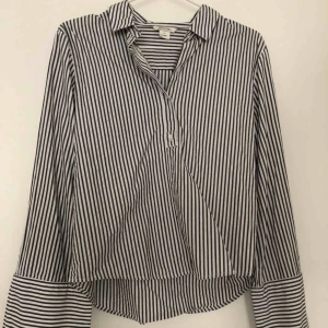  - Jättesnygg luftig skjorta i svart och vit randigt. Oversized i ärmarna och knappar halvvägs på framsidan. Kan både fraktas och mötas upp. Pris kan diskuteras 