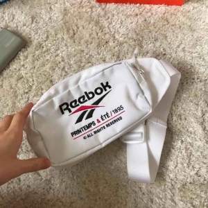  - Vit Reebok väska köpt på Junkyard i Stockholm, aldrig använd då jag tänkt ge bort den,, Frakt tillkommer, betalning sker via swish💕 bara att skicka ett meddelande vid frågor/om du vill ha fler bilder mm🥳 går alltid att pruta 