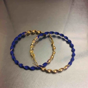  - Aldrig använt, de är i cirkel form, guldiga och lilla, har ett par blå och guldiga oxå, köpt på nätet för 2månader sedan, anledningen till att jag säljer de är att de är inte min stil, men sjukt fina!