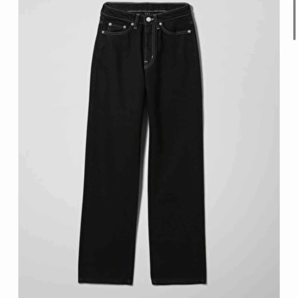Weekday Rowe extra high straight jeans med vita sömmar. Skriv för fler bilder. Slitna då de är välanvända därav priset. Kan mötas i Stockholm eller frakta mot att köpare betalar fraktkostnad på 63kr. . Jeans & Byxor.