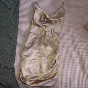  - En rosa nude rose klänning från bh med kryss på ryggen och sitter tight och snyggt