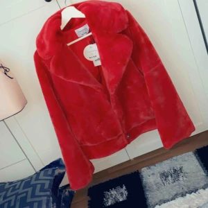  - Fodrad jacka med knappar framtill (från Nakd) helt oanvänd. Prislapp kvar. Storlek 36
