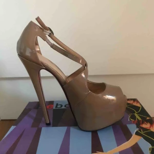  - Beige/brun färg High Heels  *Använd två gånger 