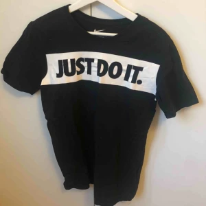  - Svart t-shirt från nike.