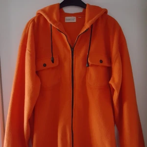 Fleecetröja - Vintage orange fleecetröja i storlek 38/40, lite oversize i modellen. Fraktkostnad blir 88kr.